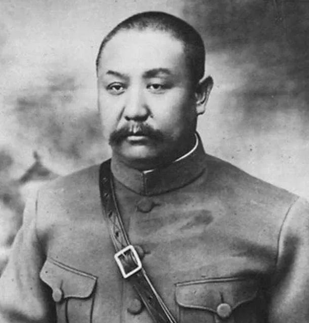 1914年，30岁的阎锡山迎娶14岁美娇娘徐兰森，洞房花烛夜，阎锡山对徐兰森说: