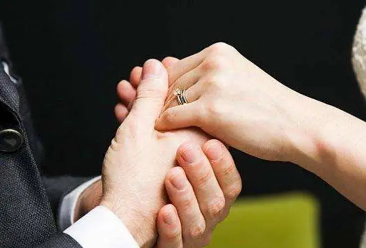 太憋屈了！男子为了爱情，甘当上门女婿。可丈母娘却要求男子带10万彩礼上门，男子起