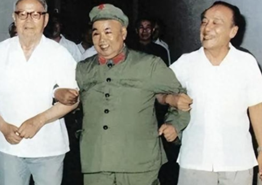 “活着尽忠，死了尽孝，”1985年，王震用最快的速度赶到南京，对着那些将军们警告