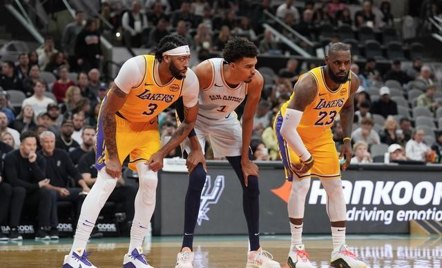NBA：湖人队119-101马刺！詹姆斯三双！戴维斯19分！文班亚马20分