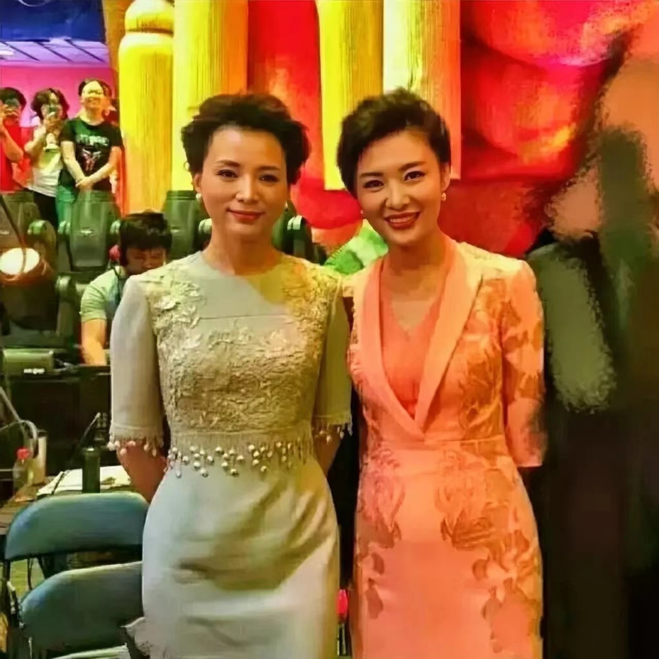 有谁能相信，右边这位穿橙色裙装的女士，竟然比左边这位大姐还大六岁。可这气质差的不