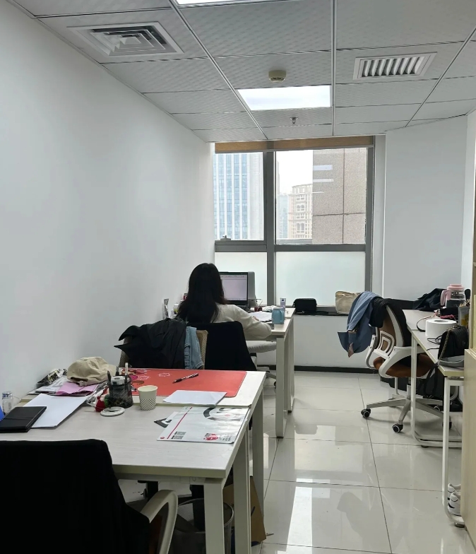现在00后的年轻人越来越有个性了，我们单位办公室进来一位01年的小姑娘，只要下班