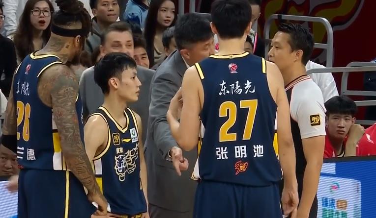 徐杰和外援爆发冲突，杜锋出头！CBA常规赛，广东男篮对阵山西男篮，广东队胡明轩缺