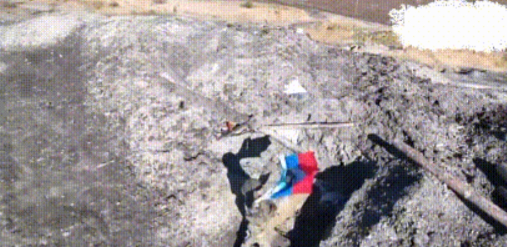 塞利多沃地区，俄军发布视频展示了他们已经拿下了城市郊区煤矿的矸石堆并在上面升起了