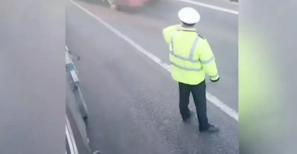 近日，一则“交警高速拦停大卡车，司机称即便吊销驾照也要发网上”的事件引发热议。这