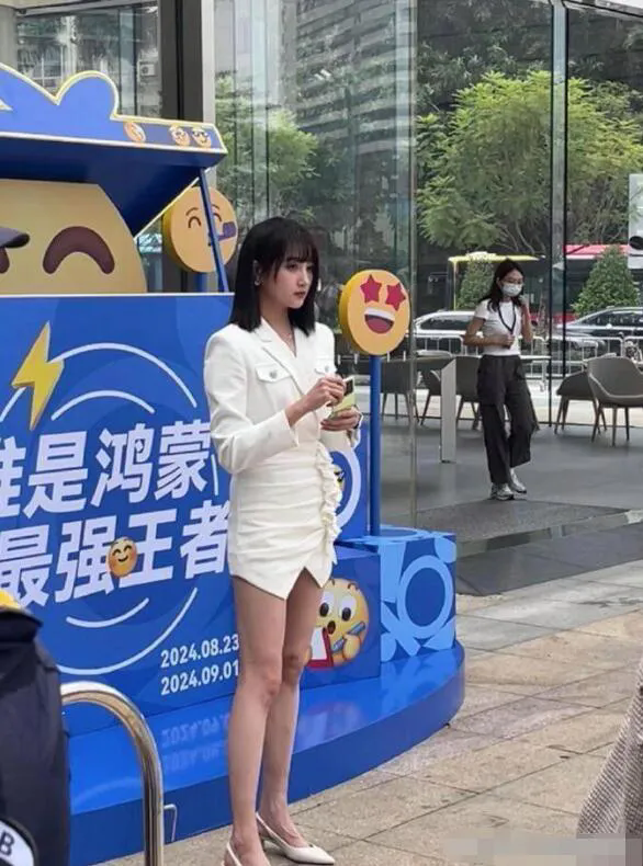 关晓彤。。

见到明星本人了，大腿上好多肌肉啊，！这么年轻的脸，再配上这么静脉曲