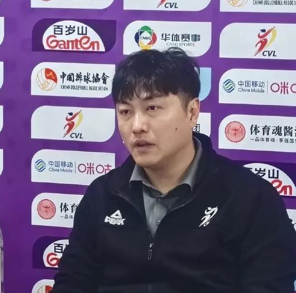 季后赛第四轮北京女排为什么又输给了山东女排？
1、北京女排没有一传，不是飞就是不