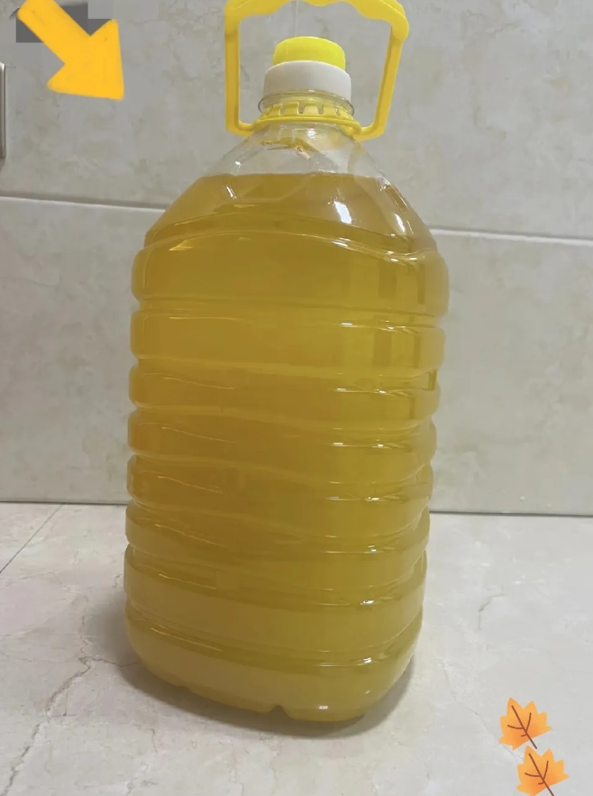 友子们，山东朋友送了我一桶花生油，这色泽，乍一看跟橙汁似的，太清亮了！
朋友给我