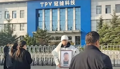 法律专家谈39岁男子工作期间猝死，我认为事件原因有:

1、公司规避责任，公司说