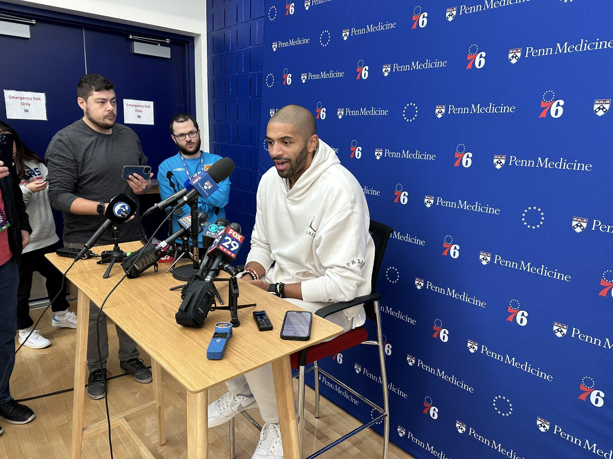 随着小卡和巴图姆回归NBA，新赛季快船的最强首发阵容如下：

1. 控卫：哈登，