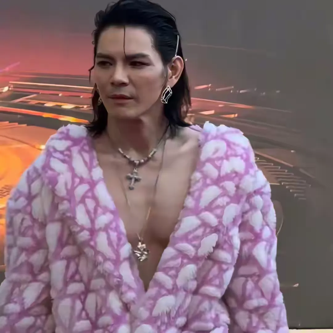 向佐身穿前后深V女装亮相，妖娆妆容好辣眼