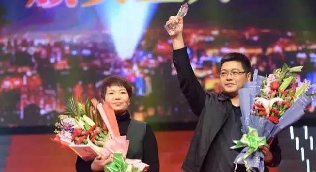 1998年河北，一女子嫁给一中学教师，刚生下孩子，丈夫说：“媳妇，你能供我去读硕