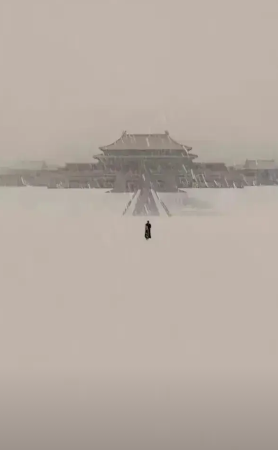 这个画面的历史原型就是张居正，万历说大雪天大臣们就不用上朝了，风雪中只有张居正一