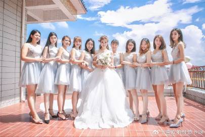 美丽伴娘和漂亮新娘 ​