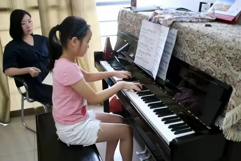 路有千万条，我女儿从小学钢琴，最后没有走音乐路，考个普通大学，但从小学音乐的孩子