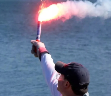 野外遇到危险需要救助时，如果没有其它可靠的报信方法，就可以利用风向外发送求救信号