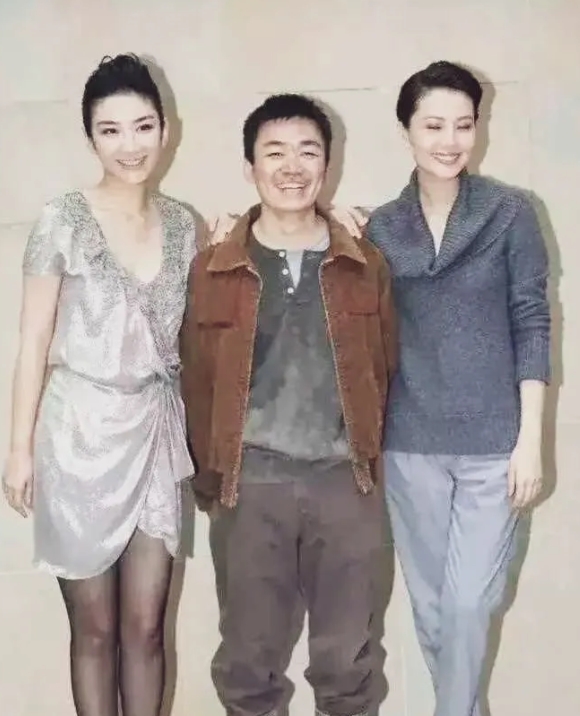 这是王宝强巅峰时期最得意的照片吧，被两位美女簇拥着，开心的的脸像开了花一样！话说