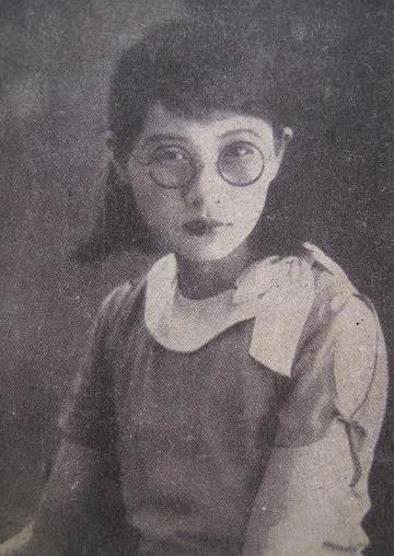 1909年，16岁的白薇与婆婆吵嘴，丈夫居然抡起凳子砸在她背上，婆婆见她倒下，扑