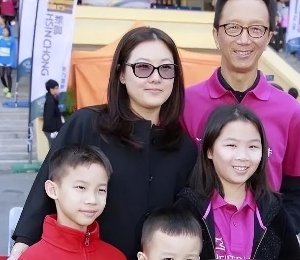67岁的梁锦松，为了让伏明霞生孩子，花100亿买下亚洲最豪华的大医院，伏明霞说：