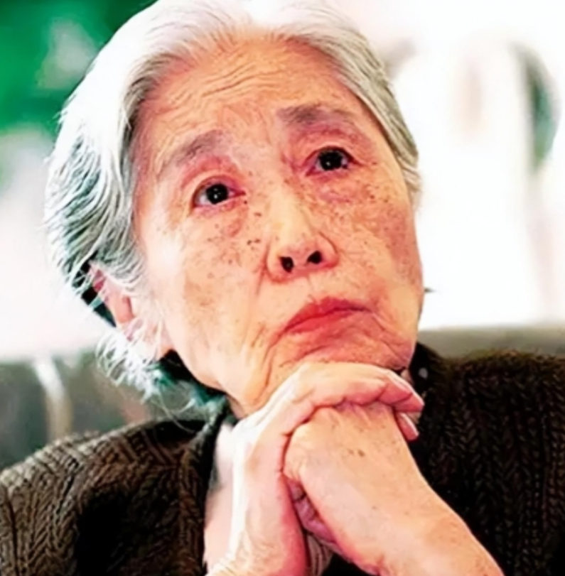 2006年，王光美因病去世。临终前，她突然向女儿刘亭抱拳作揖，虚弱地说：“女儿，