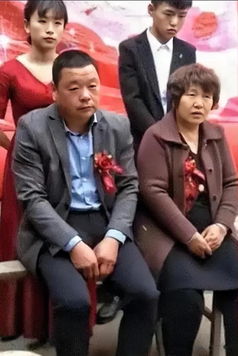 这张照片，在一定程度上反应了农村结婚的真实感受。 本该喜气洋洋的结婚氛围，父母却