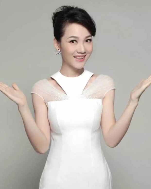 曾是卫视一姐，却巅峰隐退，真嫁给了爱情？