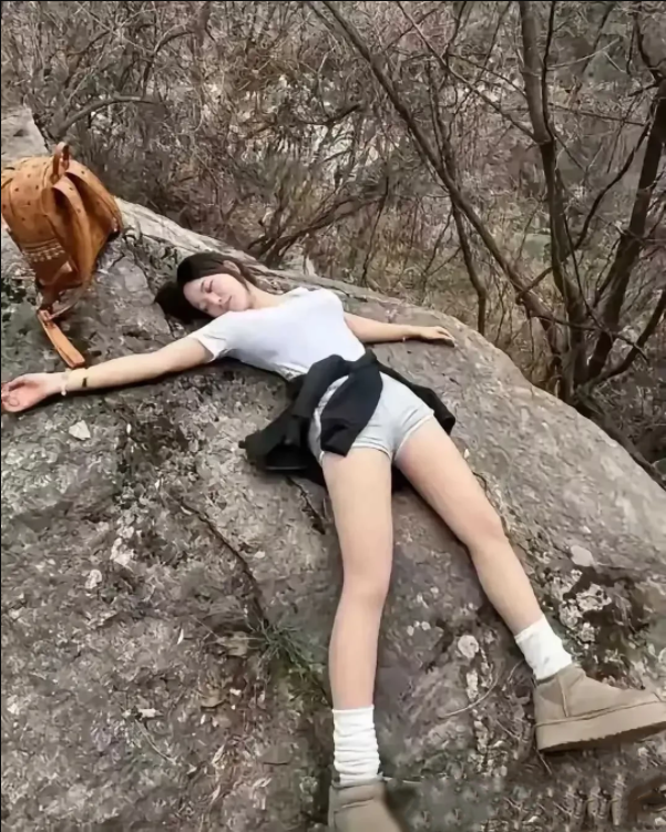 广东有一名男子登山游玩，意外发现了一名女子睡在一块石头上，这名女子身材婀娜多姿，