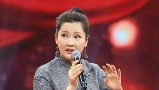 何赛飞罕见烫了羊毛卷发型，穿印花裙+丝巾亮相，60岁美出新高度