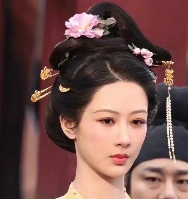 杨紫是怎么做到站着不动说话步摇就乱动的？！是为了表现她是商贾之女，没有被礼仪教养驯化的内心世界