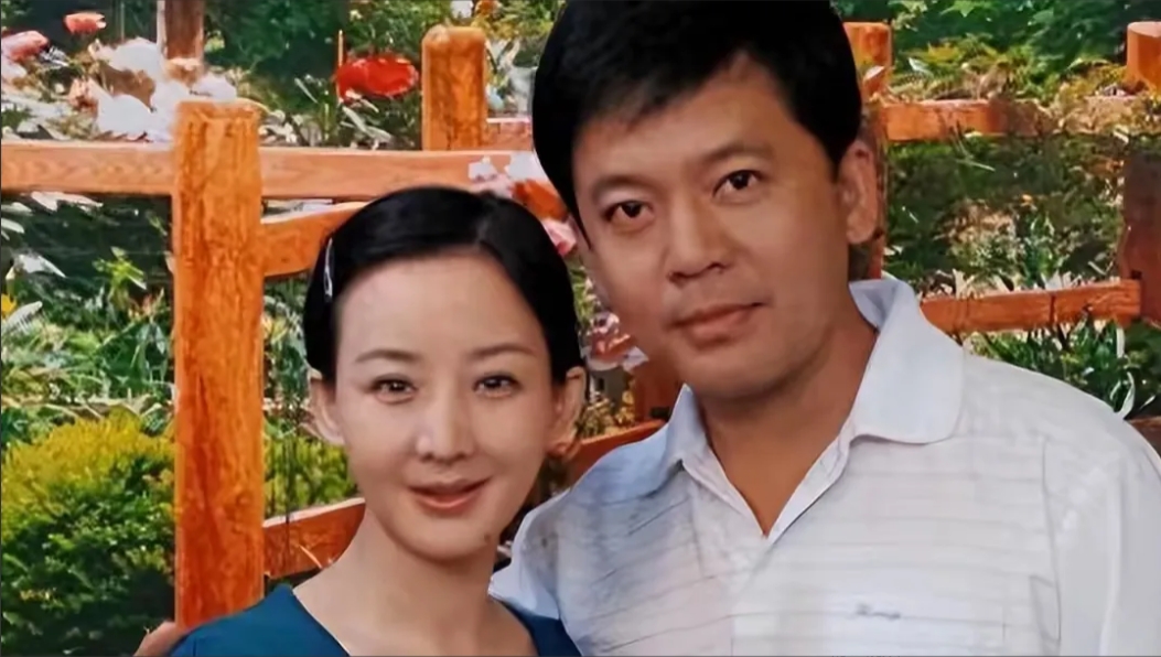 何政军，银幕上是一身正气，现实生活中也是一位非常好的丈夫，原来他们两口子是一家。