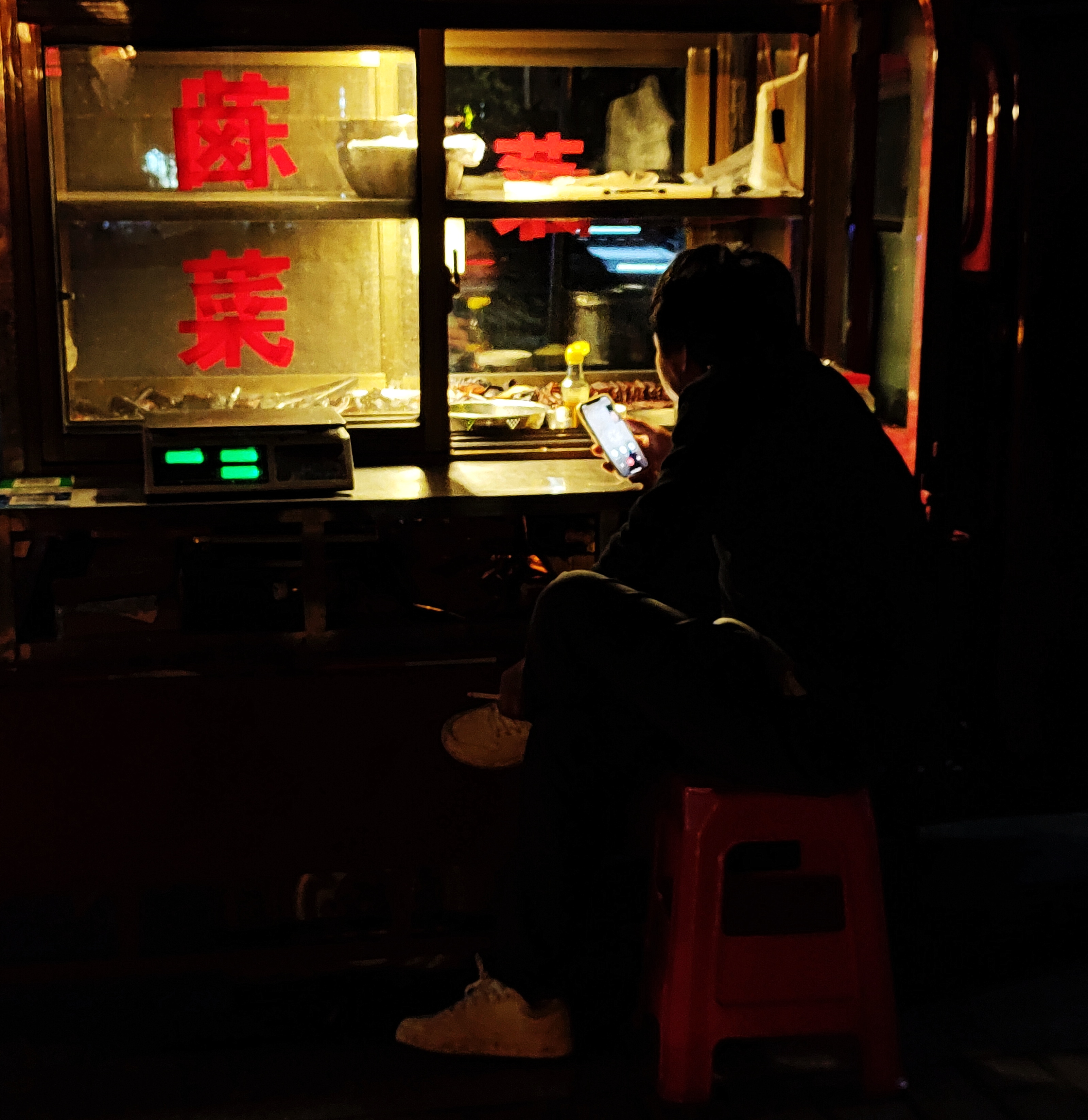 陈氏卤菜车。在偏僻的街口，好久都无人问津，老板边刷手机边抽烟。这种卤菜小车，在湖