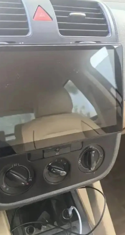 汽车改装确实有风险。
一哥们刚考完驾照，觉得只有倒车雷达不方便，便把中控台的收音