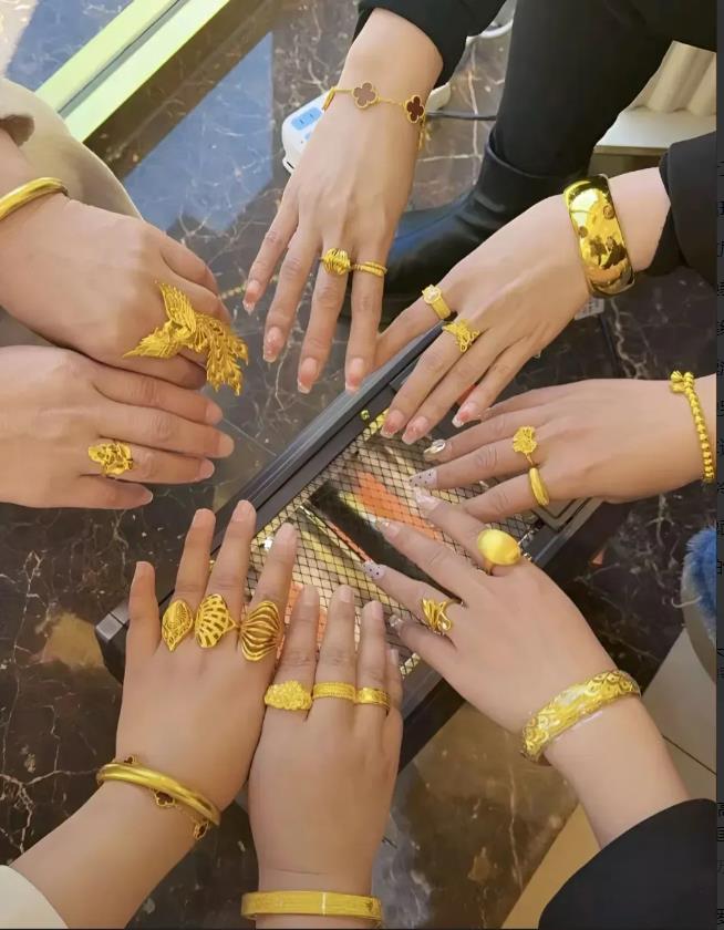 村里回家过年的人卷成这样了，手上没戴这些玩意坐在一起好尴尬呀……[捂脸]