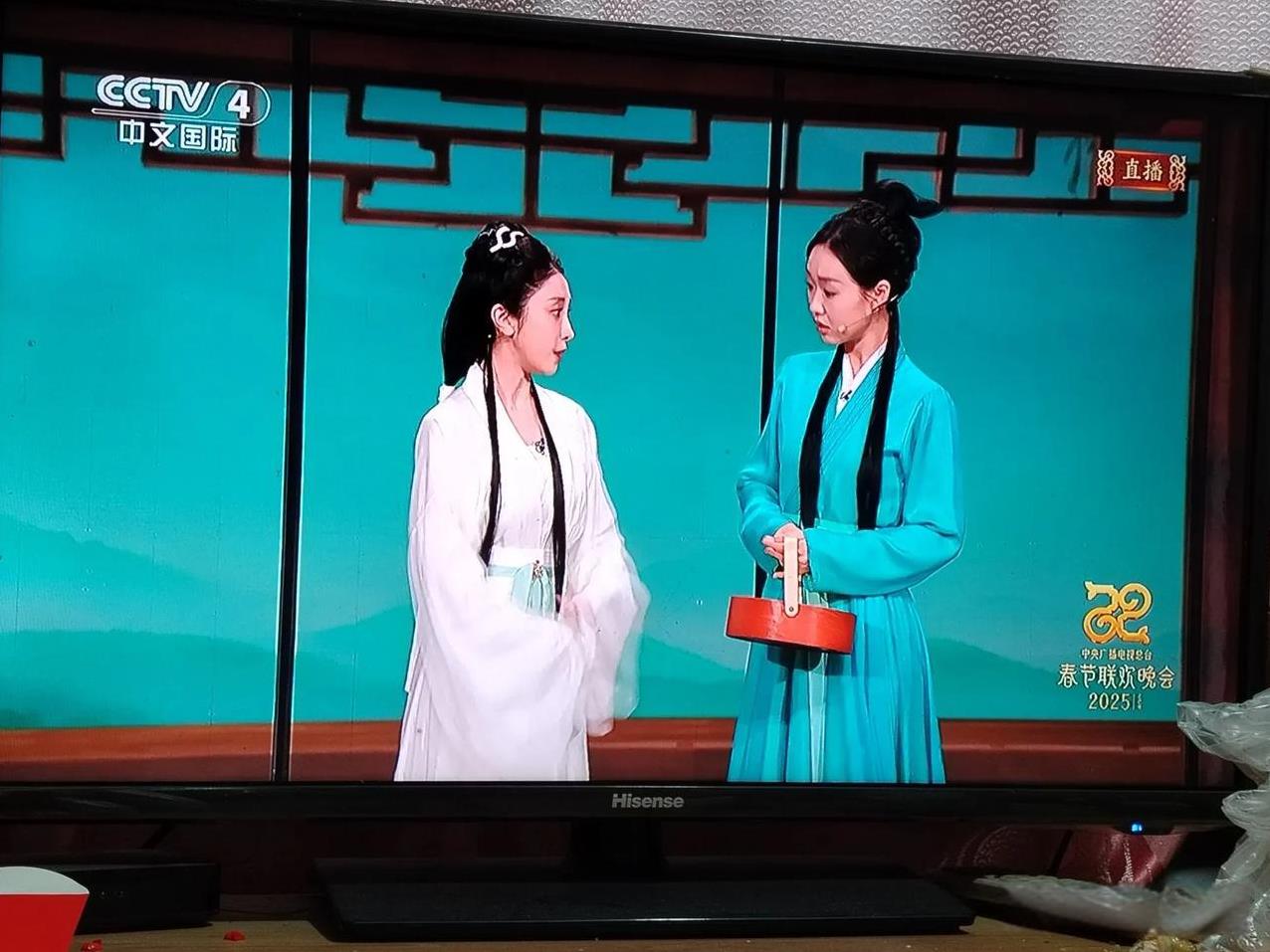 2025年央视春晚的小品《借伞》是一个非常有创意和看点的节目。这个节目以中国传统