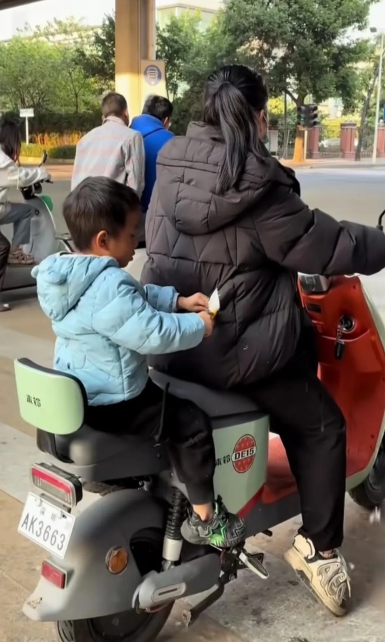 熊孩子的快乐，你妈妈几天没有打你了？
