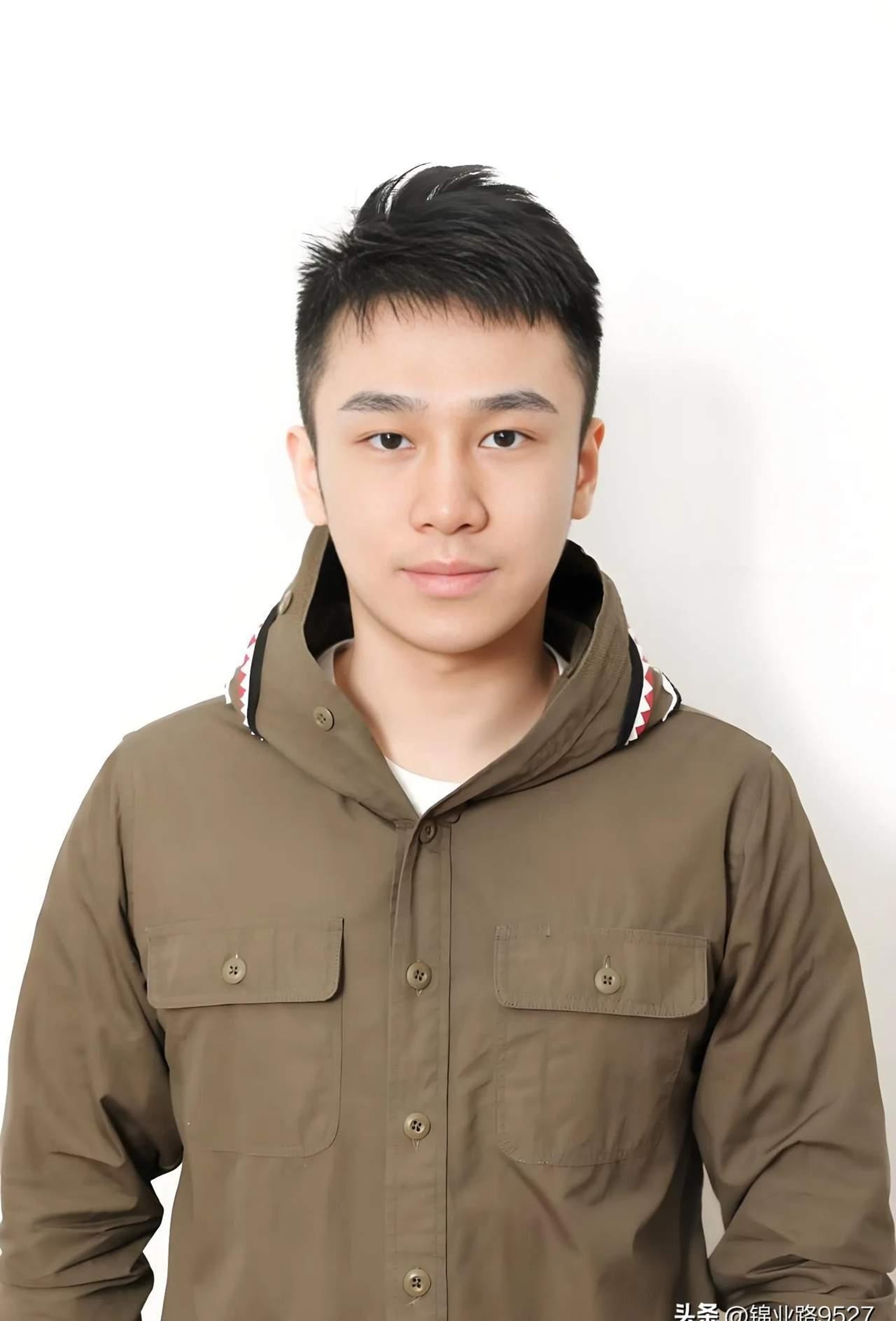 聂云宸的成功，核心在于他敏锐的商业嗅觉和对品牌的精准把握。19岁，很多人还在象牙