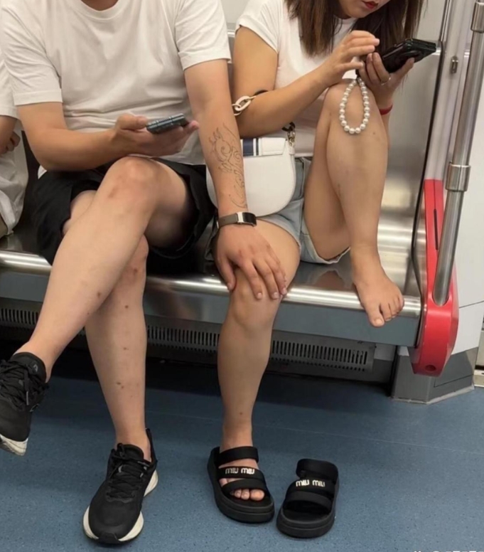 地铁一幕 超绝松弛感