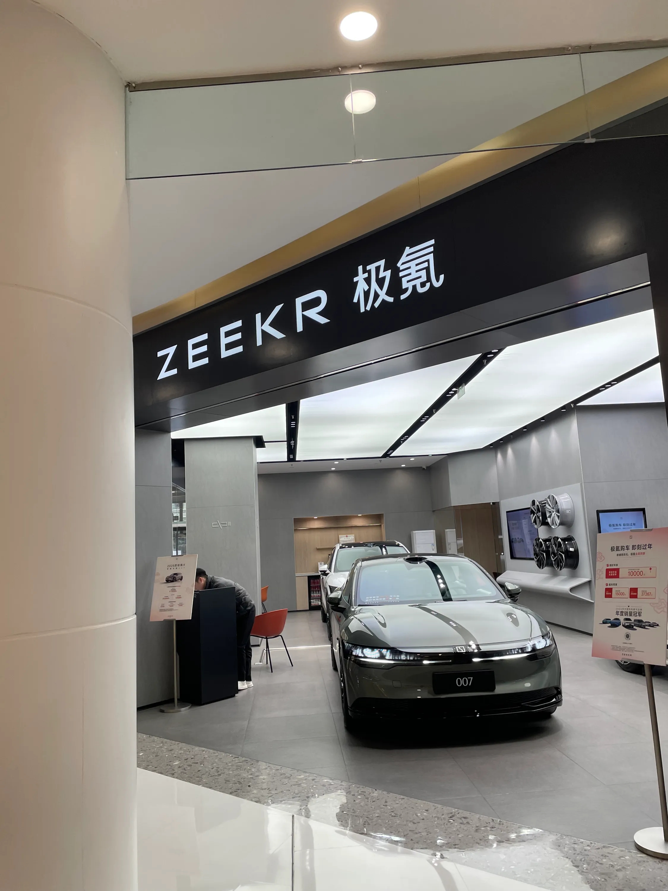 纯电动车极氪可以吗？

家人想买一辆纯电动车，上下班路途用，距离不到10公里。