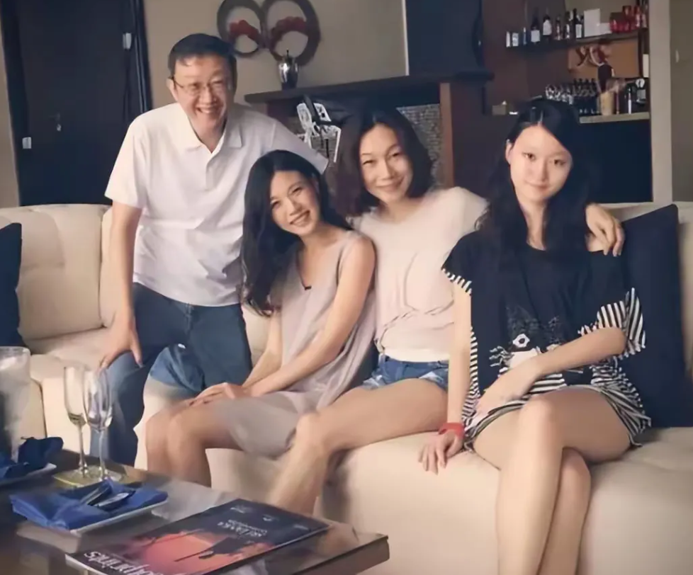 琼瑶儿媳何琇琼一家的生活环境，着实让人眼红。相比之下，林婉珍晚年的住所显得颇为普