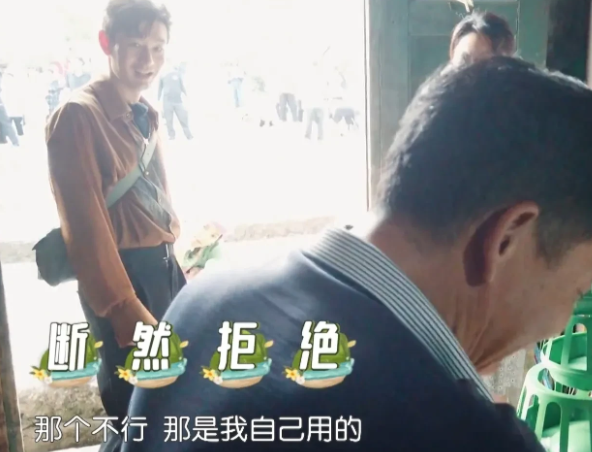殷桃看上了村民的凳子，张口就要:“这送给我们吧，就这个木头的。”村民果断拒绝:“