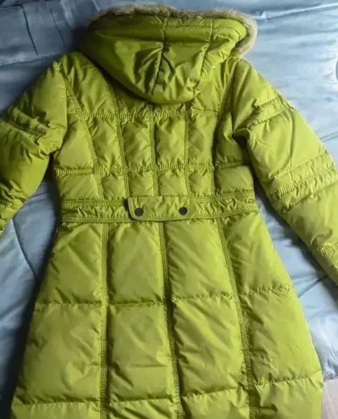 昨天，我翻出了一件 12 年前买的羽绒服，总共没穿过几次。那天突然想穿去上班，结