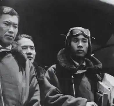 1953年6月26日，一架国民党空军飞机在金门起飞后，领航的叶刚突然掏出手枪，对