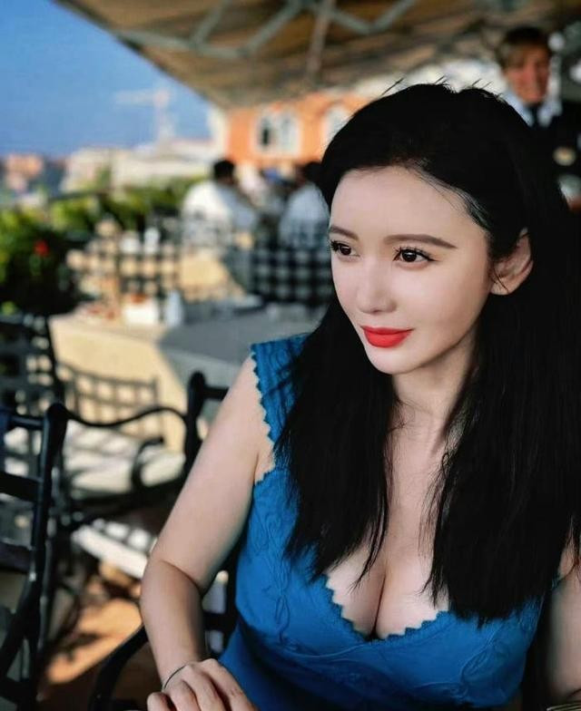 43岁张萌泳装照惊艳亮相，展现曼妙身姿，火辣身材让网友目瞪口呆