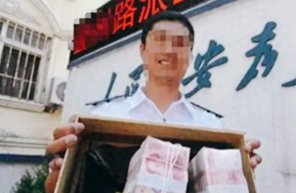 “太无耻！”男子捡到22万，立刻报警，警察调出监控，很快找到了失主，失主拿到钱后