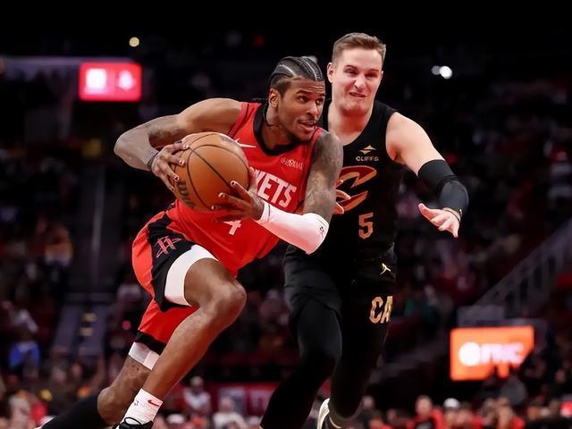 NBA赛季惊喜连连，火箭队客场逆袭骑士队，比赛紧张刺激，轰动全联盟。火箭队主力与