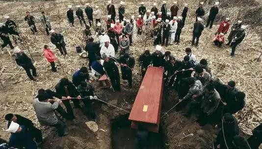 在我们思考人生的终点时，往往会忽视死亡之后那段静默而复杂的旅程。人死后被埋入泥土