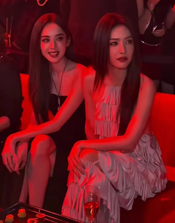 古力娜扎和蔡文静，两个大美女同框你更喜欢谁？