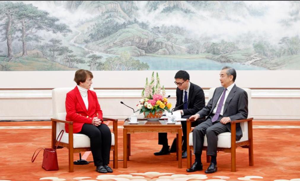 拜登政府升级对华芯片出口禁令后，中方反制开始升级，直指美方痛处。不到24小时，一