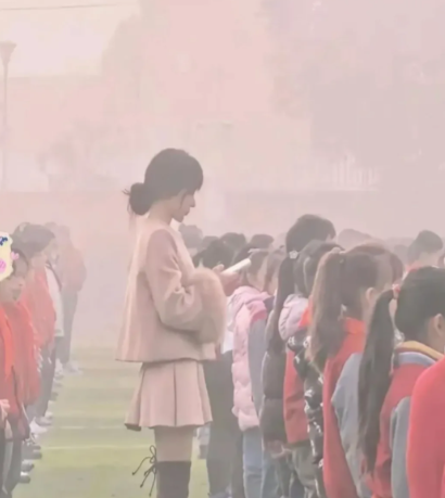 老师穿成这样，学校不管吗？