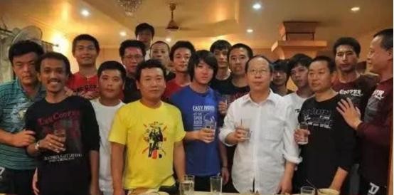 2013年，中国一艘货轮在印度洋上遭遇了罕见的风暴，不幸沉没。船上17名船员被巨